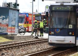 90 Jaehriger Radfahrer Kracht In Strassenbahn 02